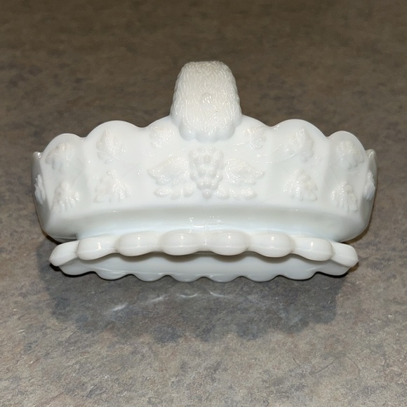 Small vintage milk, glass trinket basket. Leaf and grape pattern. - Picture 3 of 5